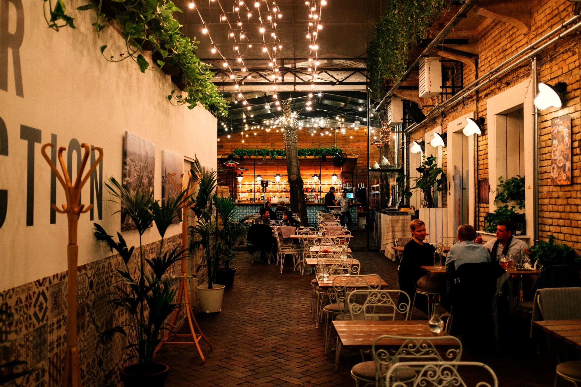 Ampul dizili avlu restoranı